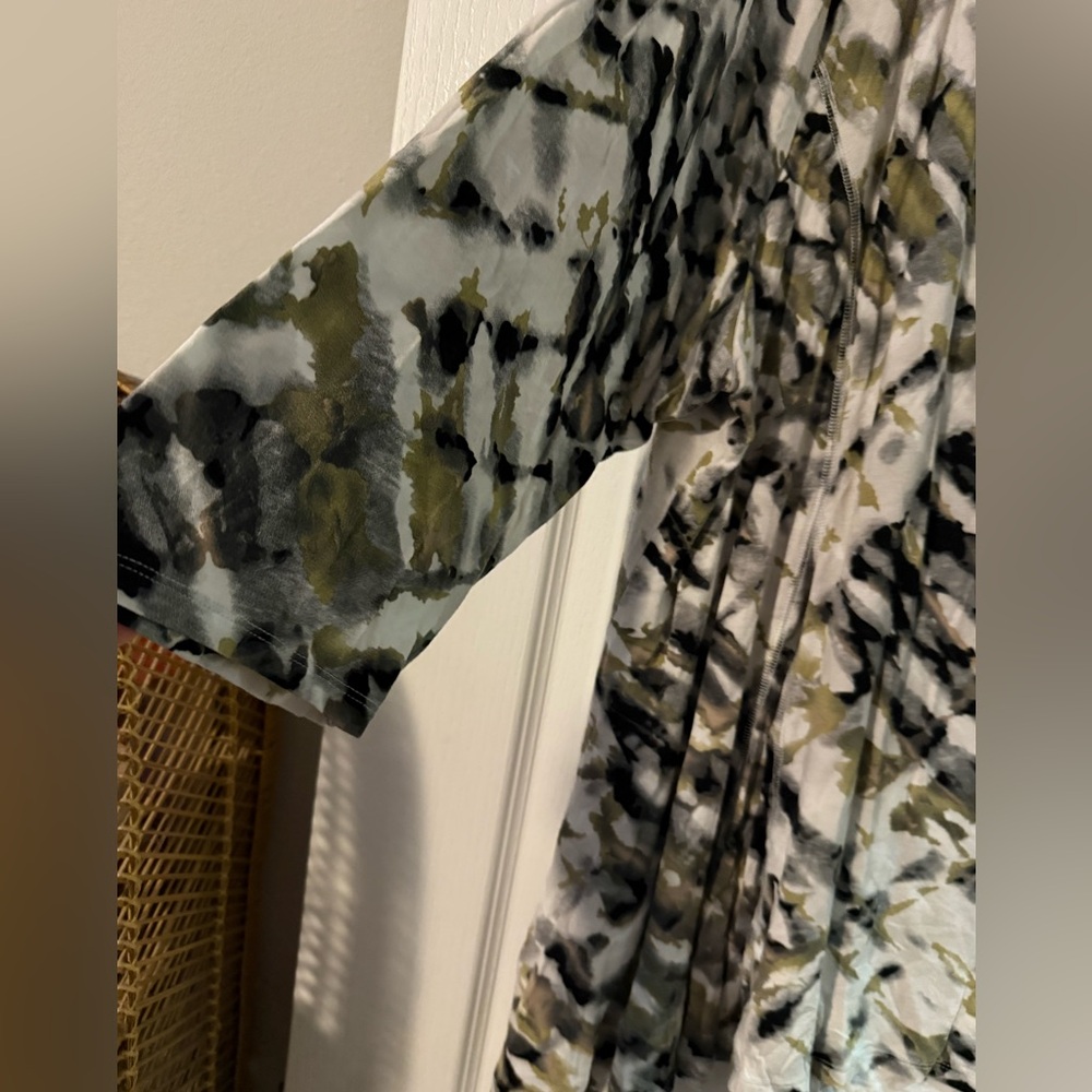 Avenue Abstract Pattern Top - Picture 3 of 4